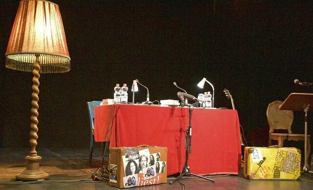 Die Bühnendekoration der Lesung | Foto: Axel-Holger Haase