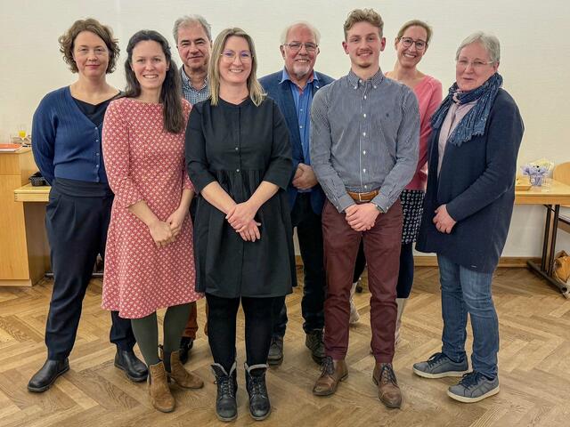 Der neue Kirchenvorstand: Henning Bahn (3. v. re.) mit (v. li.) Anja Preiß, Kirsten Bentlage, Frithjof Plautz, Nadine Strauß, Werner Tasche, Swantje Frahm und Anke Villwok | Foto: Kirchengemeinde Salzhausen-Raven