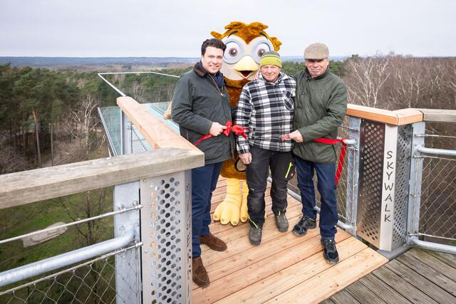  Alexander Tietz (v. li.), Helmut Mühlbauer und Norbert Tietz freuen sich mit Maskottchen „Elli“ über die neue Attraktion | Foto: Wildpark Lüneburger Heide