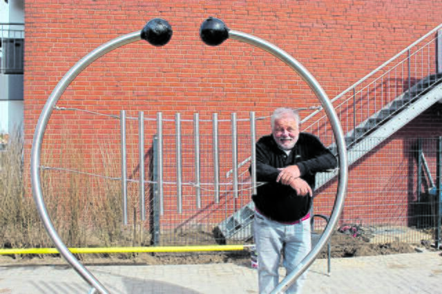 Architekt Claus-Jürgen Voss am XXL-Xylophon | Foto: sb