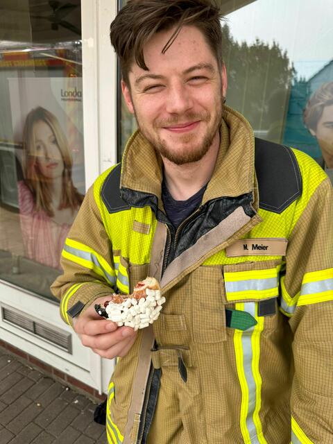 Als Dankeschön gab es Berliner. | Foto: Feuerwehr Wiepenkathen