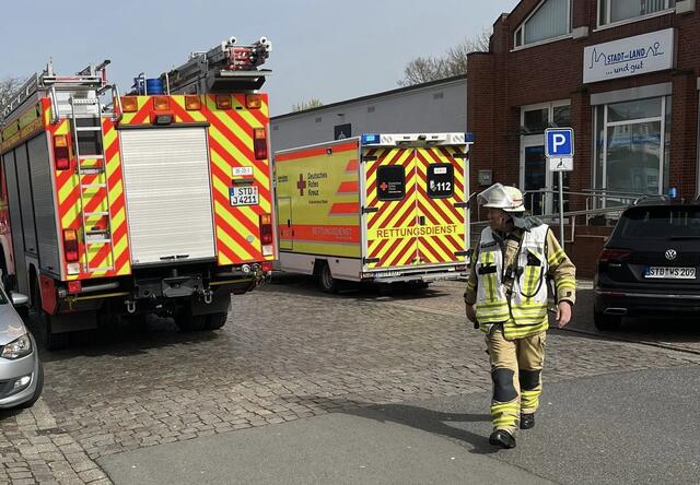Blick auf die Einsatzstelle am Lerchenweg in Stade-Hahle. | Foto: Feuerwehr Wiepenkathen
