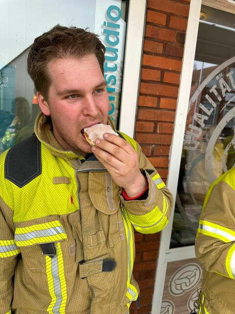 Als Dankeschön gibt es Berliner. | Foto: Feuerwehr Wiepenkathen
