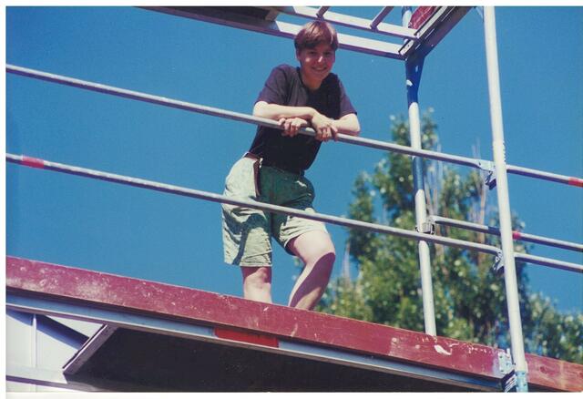 Ilse Mörchen Ende der 1990 Jahre auf dem Baugerüst  der Kirche, als das Dach erneuert wurde | Foto: St. Paulus