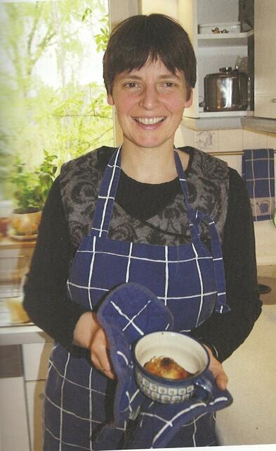 Die Diakonin in Küchenschürze und mit einem Bratapfel. Das Bild stammt aus einem Kochbuch, das die Gemeinde im Jahr zum 40. Geburtstag der Kirche im Jahr  2012 herausgegeben hat | Foto: St. Paulus