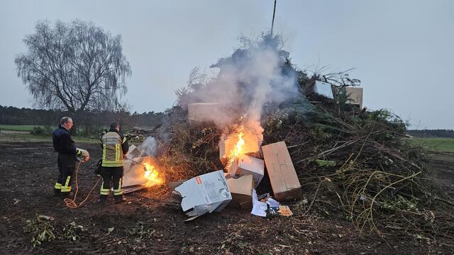 Der Reisigberg fing schnell Feuer. Die Kartons wirkten wie Brandbeschleuniger | Foto: Niklas Fink