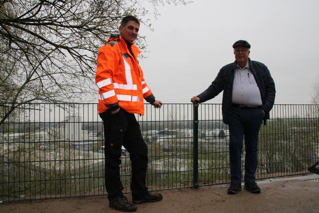 Jan Pöpke (li.) von der Stadt Buxtehude war zufällig vorbeikommen und hatte das Absperrgitter schon wieder befestigt, als Horst Subei den verwüsteten Platz zeigen wollte
