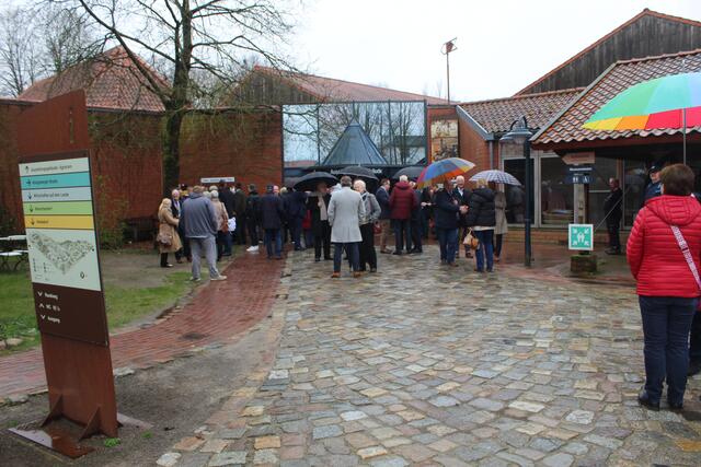 Der Hans-Joachim-Röhrs-Platz befindet sich direkt neben dem Eingang des Ausstellungsgebäudes  | Foto: pm