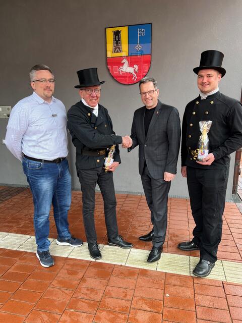 Generationenwechsel: Landrat Kai Seefried (2.v.re.) und Eike Wittwer vom Amt Sicherheit, Ordnung und Migration (li.) verabschieden Schornsteinfegermeister Frank Schröter (2.v.li.) Sein Nachfolger ist Luca Tilch  | Foto: Landkreis Stade / Nina Dede
