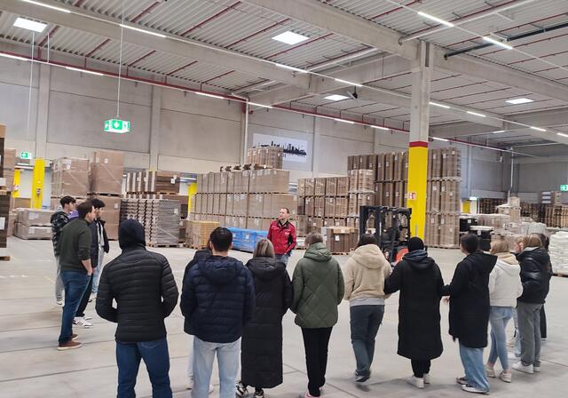 In der Logistikhalle der Firma Pape in Stade erfuhren die Schüler alles zum Thema Wareneingang  | Foto: BBS II