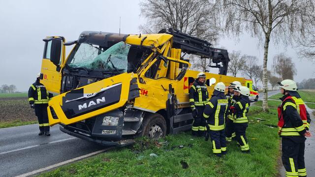 Der Lkw war von der Straße abgekommen und gegen einen Baum geprallt | Foto: Frank Höper / Feuerwehren SG Apensen 