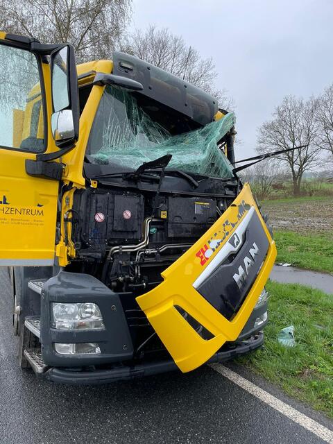 Das Fahrerhaus wurde bei dem Unfall schwer beschädigt | Foto: Frank Höper / Feuerwehren SG Apensen 