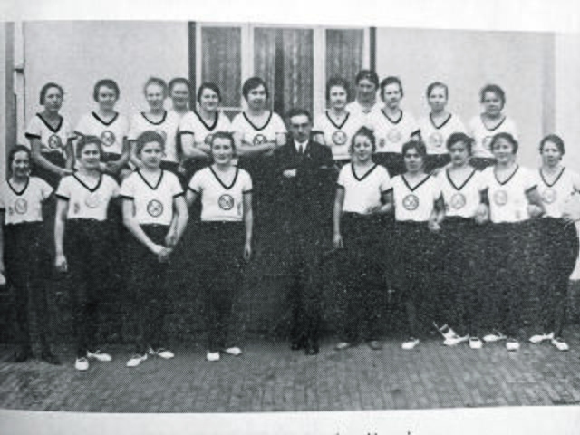 Das Foto zeigt die Gymnastikdamen aus der Vereins-Gründungszeit