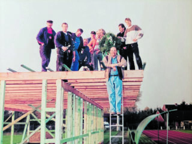 Viel Arbeit investiert: Bau des Vereinsheims 1995 | Foto: TV Wischhafen