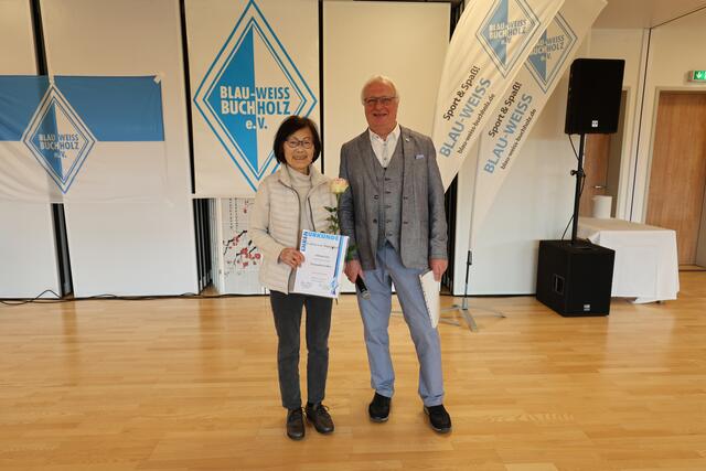 Jinhong Lissy wurde von BW-Ältestenratsvorsitzendem Dr. Hans-Hermann Damlos für 25-jährige Vereinstreue geehrt | Foto: AR-promedia