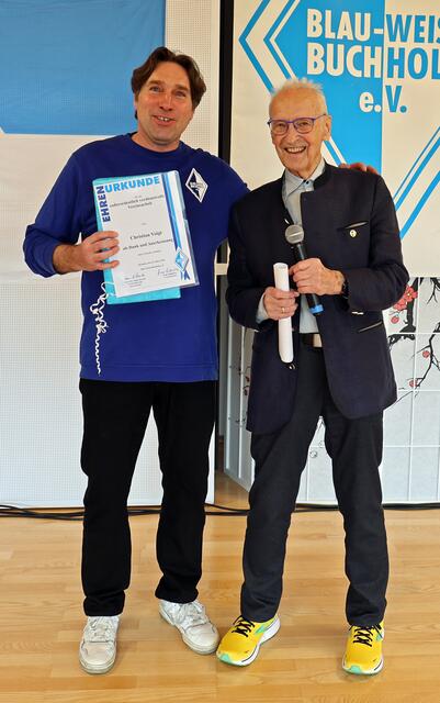 Christian Voigt (li., Bujinkan Budo Taijutsu) erhielt von Arno Reglitzky eine Sonderehreung  | Foto: AR-promedia