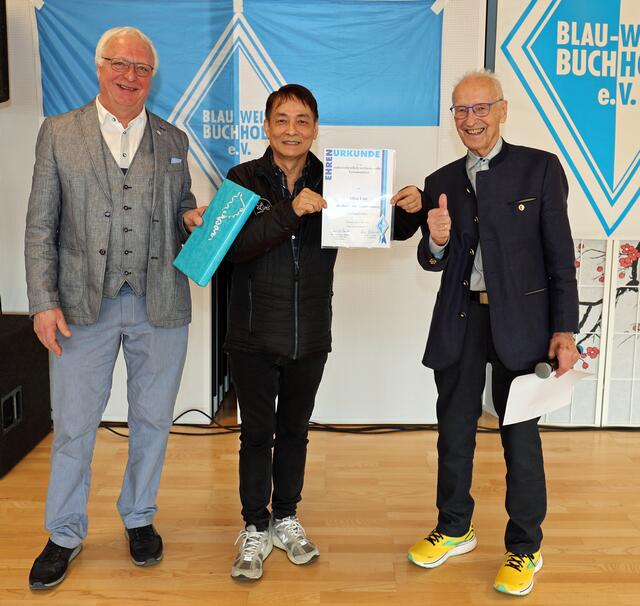 Dr. Hans-Hermann Damlos (li.) und Arno Reglitzky (re.) bedankten sich bei Gastronom Allan Lim für die 18 Jahre währende Partnerschaft  | Foto: AR-promedia