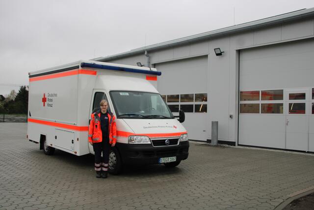 Feldköchin Andrea Köster vor dem Gerätewaten Verpflegung, für den sie zuständig ist