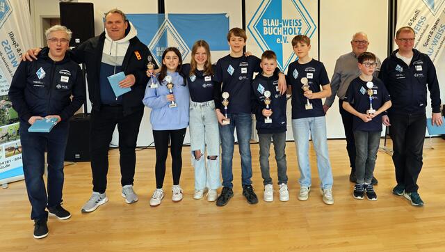 Die geehrten Radsportler: (v. li.) Abteilungsleiter Stephan Kusters, Kay Ludewig, Emma Berndt, Johanna Röhring, Jona Ben Martens, Levi Tibke, Jannis Ludewig, Hannes Schur, Vorstand Joachim Zinnecker und Trainer Hartmut Röhrig | Foto: AR-promedia