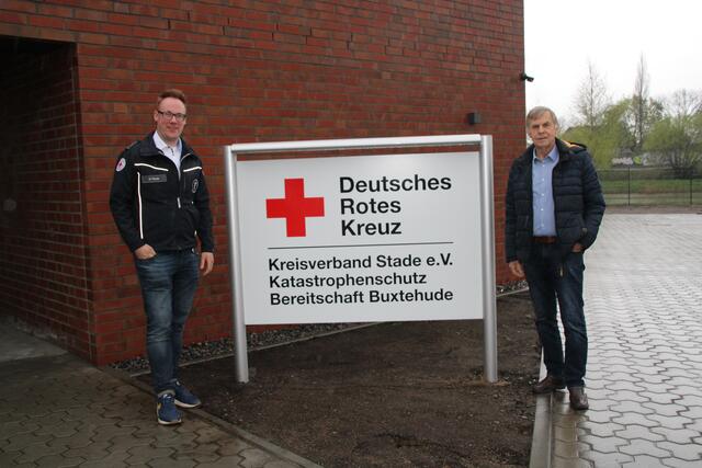Bereitschaftsleiter Michael Fürste (li.) und Rolf Riggers vom Präsidium des DRK-Kreisverbandes freuen sich über das neue Katastrophenschutzzentrum