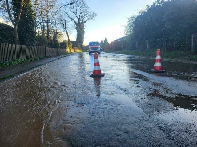 An der Höpenstraße in Meckelfeld wurde die leichte Überschwemmung schnell beseitigt | Foto: Freiwillige Feuerwehr Seevetal