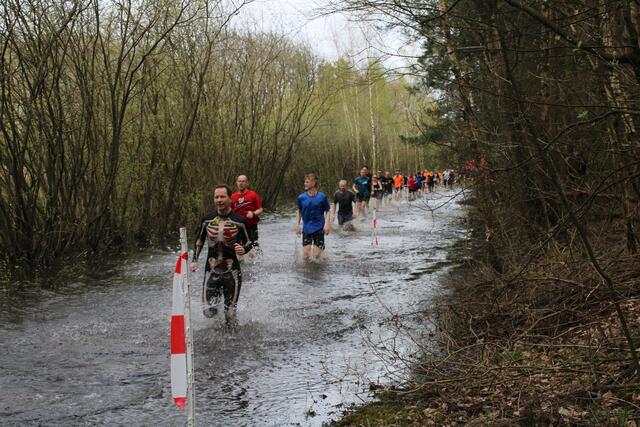 Kurz nach dem Start folgte eine Laufpassage durch mehr als knietiefes Wasser
