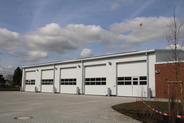 Die Fahrzeughalle an der Rückseite des Gebäudes 