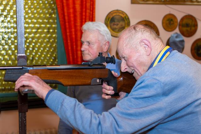 Siegfried Märschel am Luftgewehr, hinten Werner Witte | Foto: Meyer