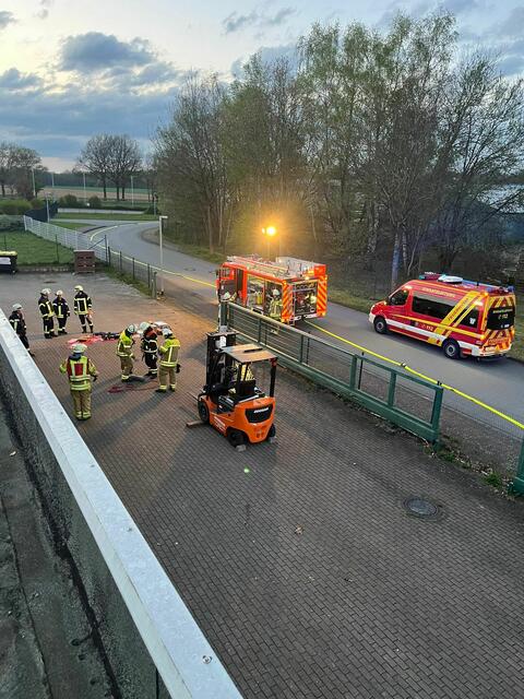 Blick auf die Einsatzstelle in einem Wiepenkathener Gewerbegebiet. | Foto: Feuerwehr