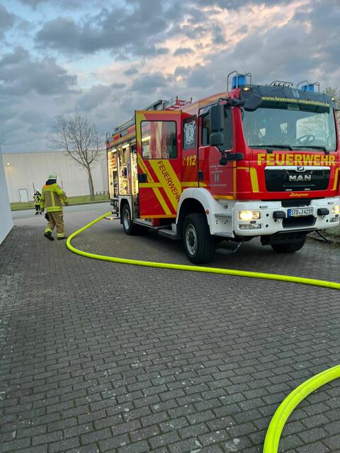 Blick auf die Einsatzstelle in einem Wiepenkathener Gewerbegebiet. | Foto: Feuerwehr