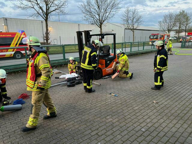 Draußen wurde die technische Rettung geprobt. | Foto: Feuerwehr 