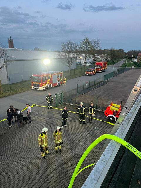 Blick auf die Einsatzstelle in einem Wiepenkathener Gewerbegebiet. | Foto: Feuerwehr