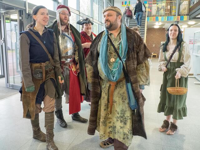 Beim Fantasy-Tag in Apensen  sind die Besucher Seite an Seite mit  Wesen aus anderen Welten in den Räumen der Oberschule unterwegs | Foto: Sven Kipping