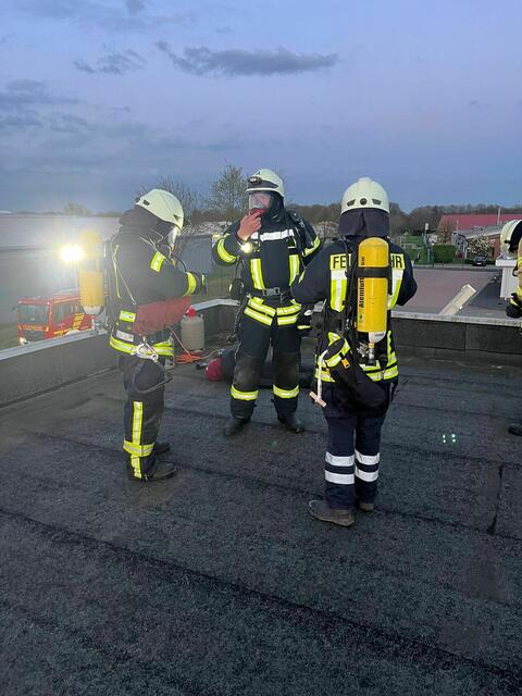 Atemschutzgeräteträger auf dem Dach der Gewerbehalle. | Foto: Feuerwehr