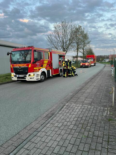 Auch das neue Löschfahrzeug aus Schwinge kam bei der Übung zum Einsatz. | Foto: Feuerwehr
