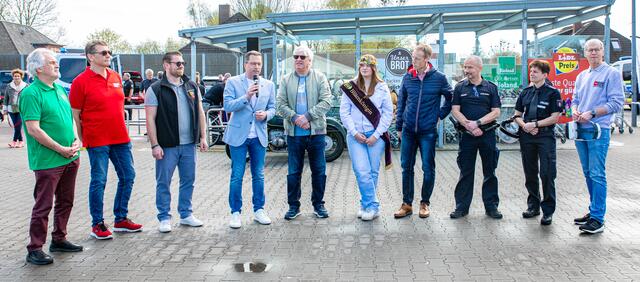  Landrat Kai Seefried dankte den Beteiligten am Verkehrssicherheitstag und den Veranstaltern des Drochterser Blütenfestes. | Foto: Landkreis Stade/Christian Schmidt