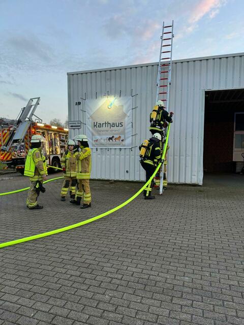 Blick auf die Einsatzstelle in einem Wiepenkathener Gewerbegebiet. | Foto: Feuerwehr