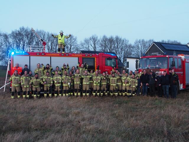 Gruppenbild der Freiwilligen Feuerwehr Heidenau - Wilfried Kröger steht auf dem Dach | Foto: Dirk Mosurat / FF Heidenau