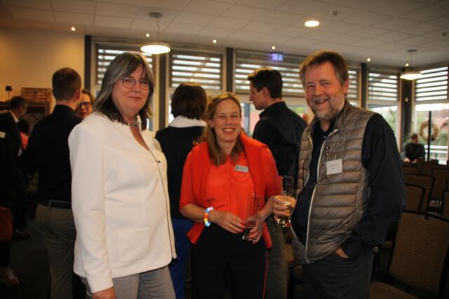 Birte Christiansen (Mitte) im Gespräch mit Birgit und Werner Steffen