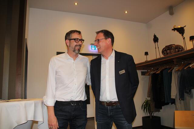 Der Vorsitzende Lars Olddach bedankt sich beim scheidenden Vorstandsmitglied Glen Streckwaldt