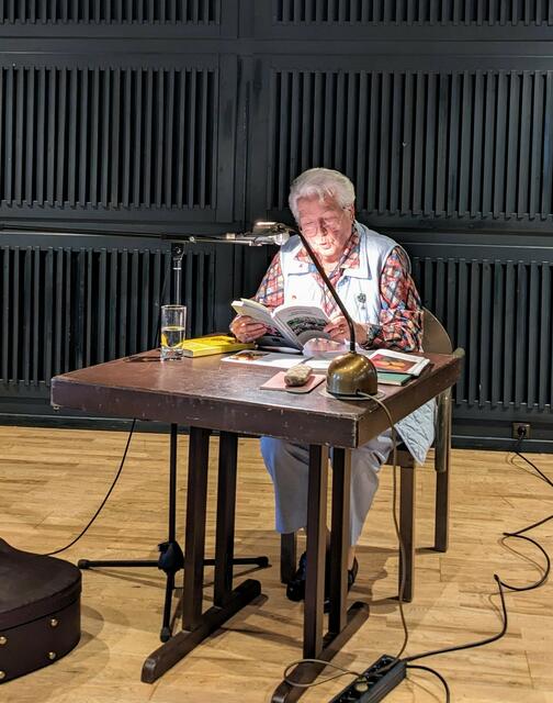 Hildegard Meinberg zog die Besucher mit ihren plattdeutschen Geschichten in den Bann | Foto: Museum im Marstall