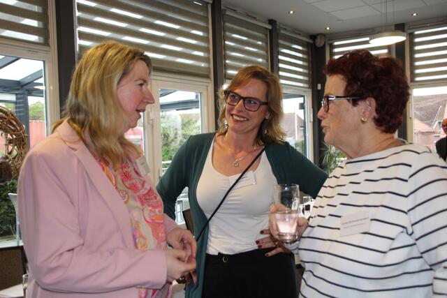 Die CDU-Landtagsabgeordnete Birgit Butter (li.) im Gespräch mit Daniela Ponath und Carmen Beckmann-Hamdorf