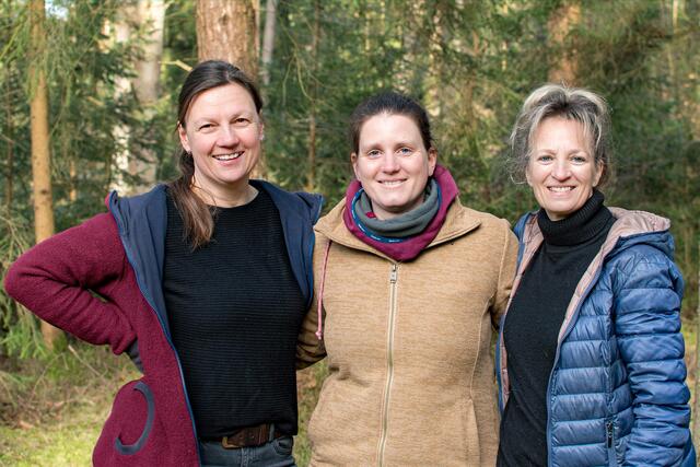 Das Team des Naturkindergartens Buchholz: (v. li.) Nadine Spruch, Kindergartenleiterin Wiebke Rößner und Daniela Brabandt | Foto: Yvonne Weber Fotografie