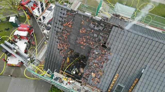 In Buxtehude stand ein Dachstuhl in Flammen. Die Feuerwehr rückte mit Drehleitern an, um den Brand zu löschen | Foto: Timm Gerken / Feuerwehr Buxtehude