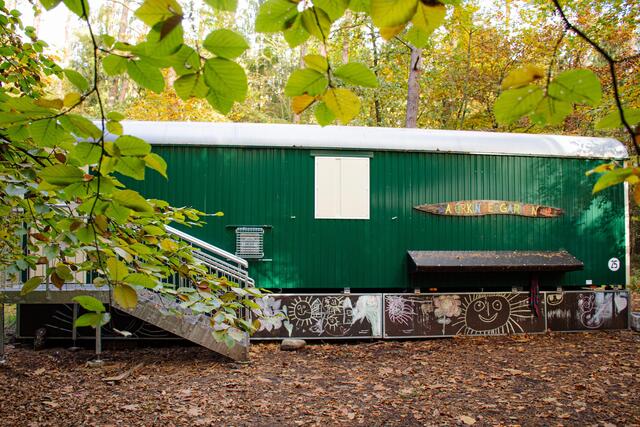 Bei schlechtem Wetter ist der Bauwagen der Aufenthaltsort der Kinder und Erzieherinnen | Foto: Yvonne Weber Fotografie