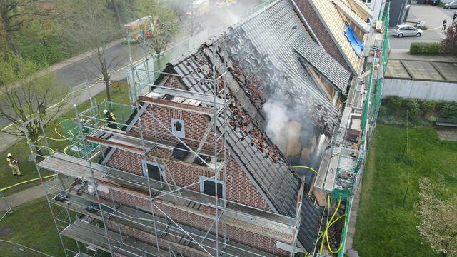 Die Feuerwehr rückte zu einem Dachstuhlbrand in Buxtehude an | Foto: Timm Gerken / Feuerwehr Buxtehude