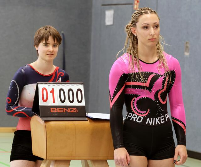 Hanna Schelberg (li.) und Daria Hofmann (beide TSV Buchholz 08) warten auf die Bekanntgabe der Wertung durch die Wettkampfrichter | Foto: cc