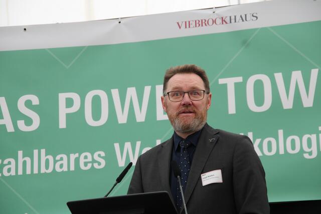 Josef Nießen, Erster Kreisrat des Landkreises Harburg, freut sich über den Bau des Musterhauses in seinem Landkreis