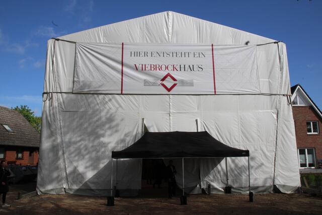 Gebaut wird in Hollenstedt unter dem typischen Viebrock-Zelt