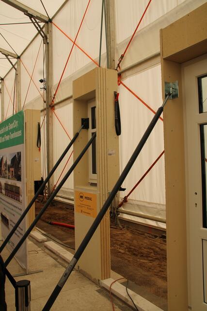 Besondere Bautechnik: Die Fester sind bereits passgenau montiert, bevor die Mauer steht